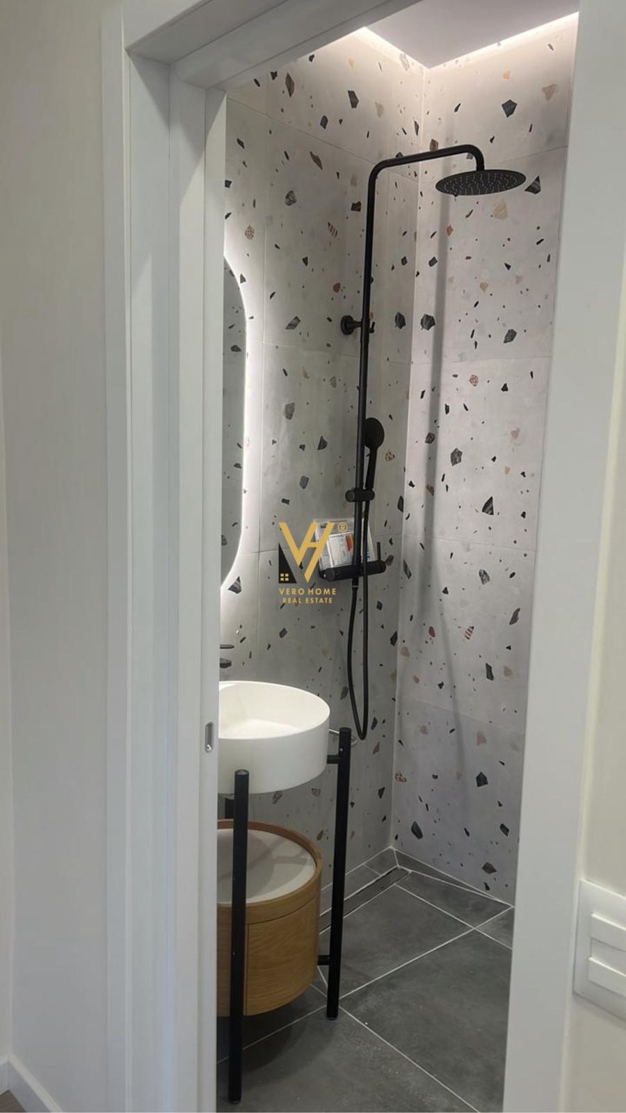 ZYRE 127 M2 TE RRUGA E KOSOVAREVE 1.500 EURO