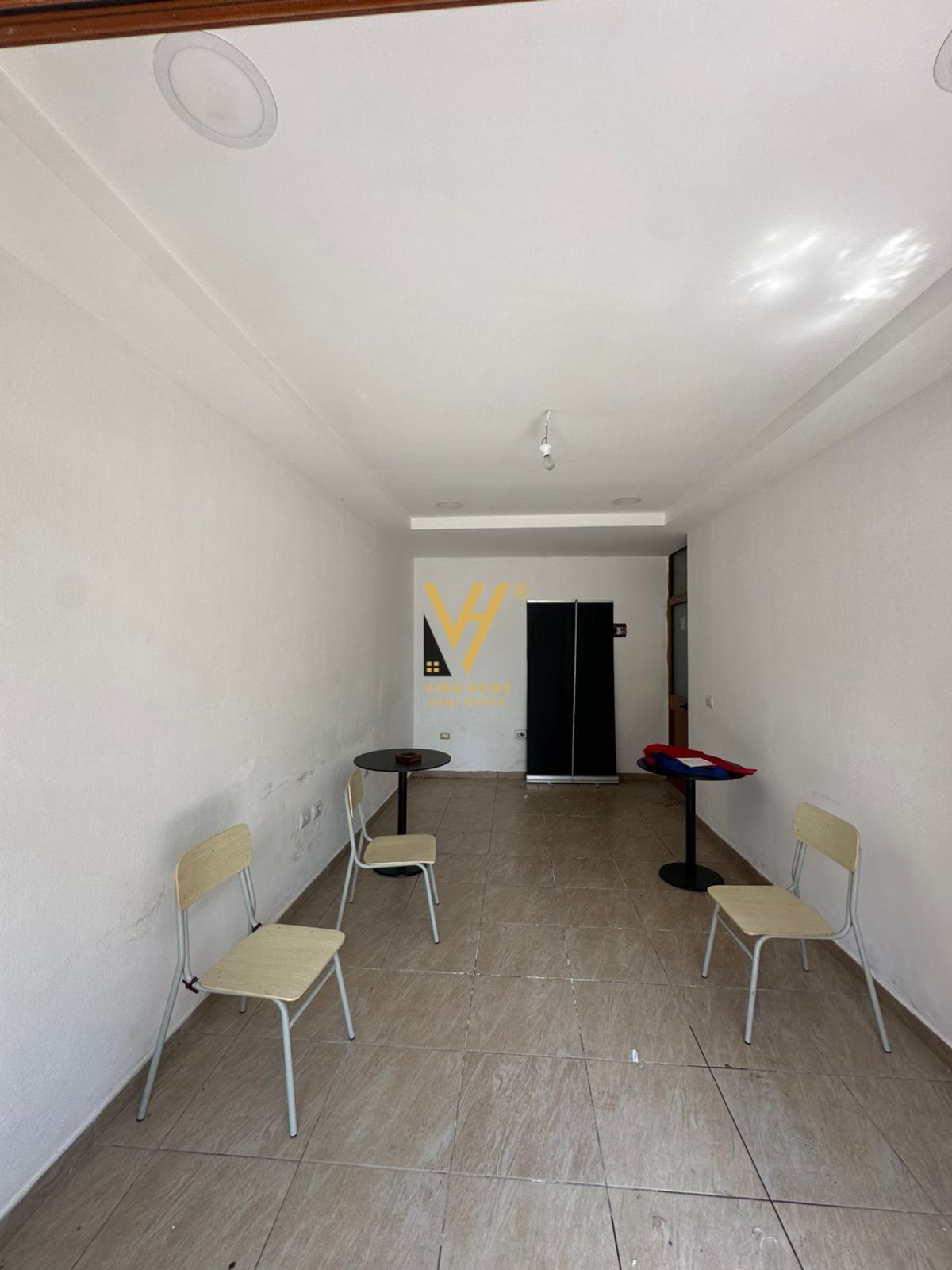 AMBIENT TE ISH FUSHA E AVIACIONIT 30.000 LEKE