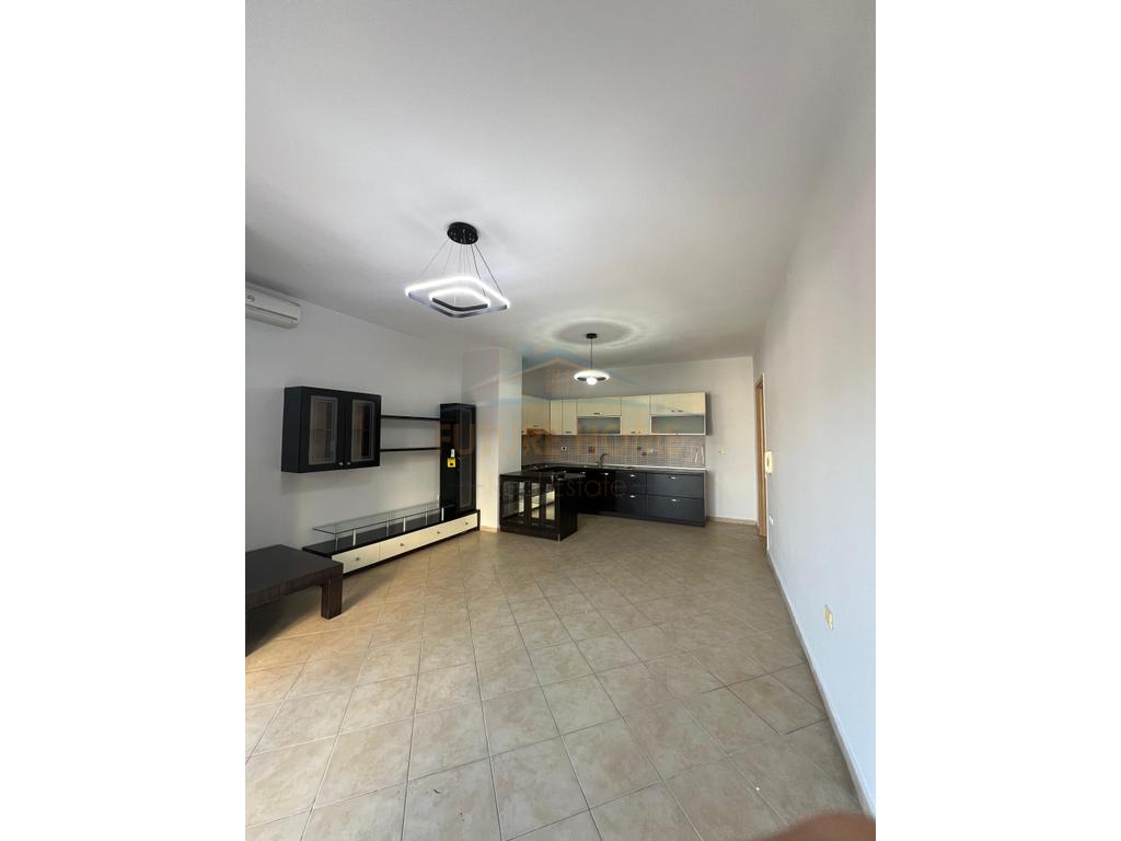 Shitet Apartament 2+1+2 Kodra e Diellit 165.000 Eu