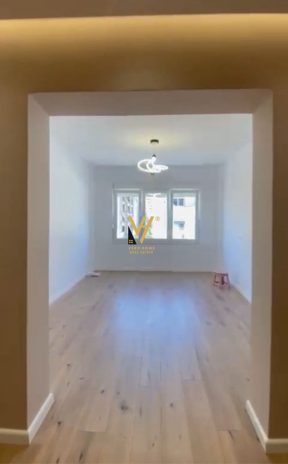 ZYRE 70M2 ME QERA NE BLLOK 1.000 EURO