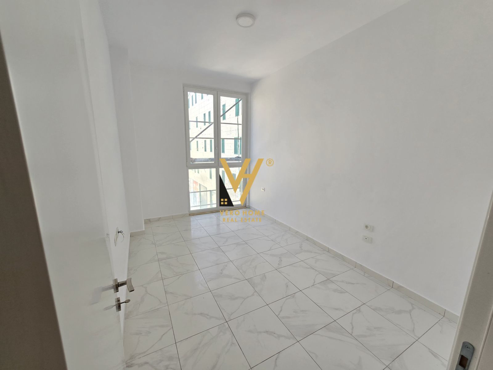 ZYRE 110 M2 ME QERA TE NISHARAKU 1.000 EURO