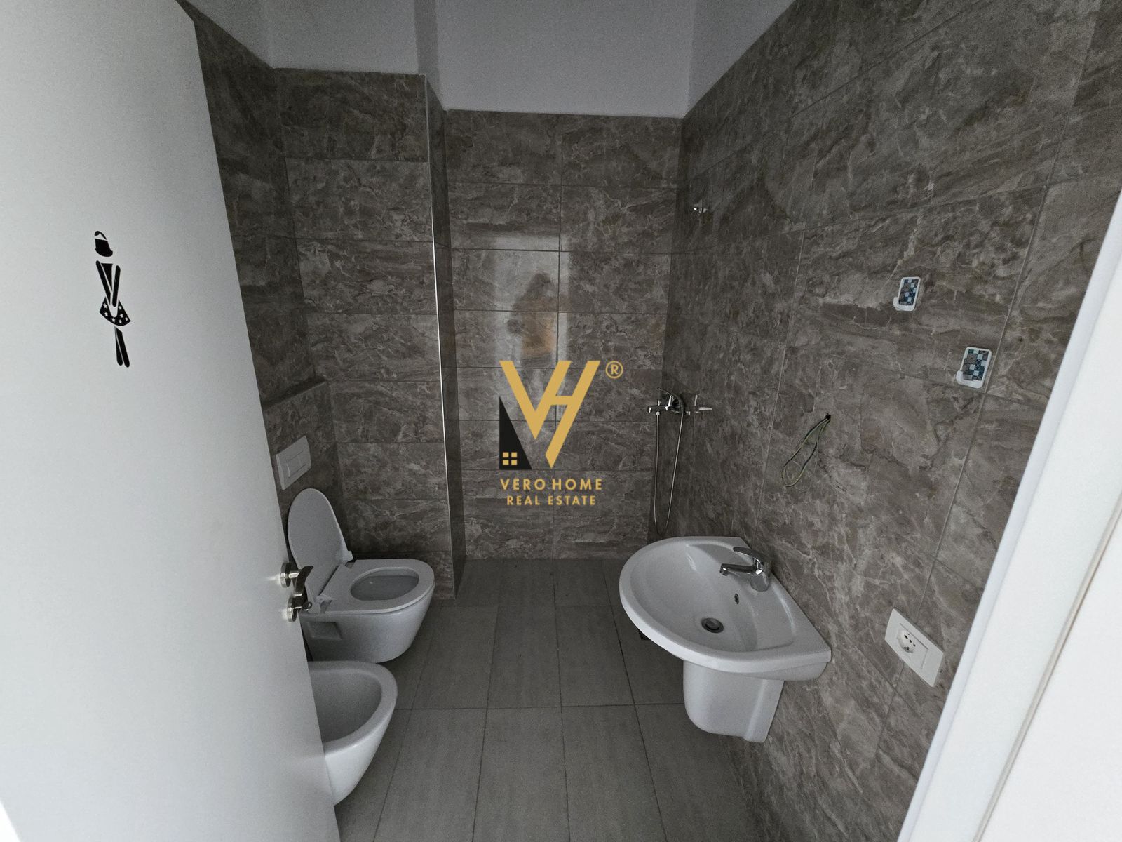 ZYRE 110 M2 ME QERA TE NISHARAKU 1.000 EURO