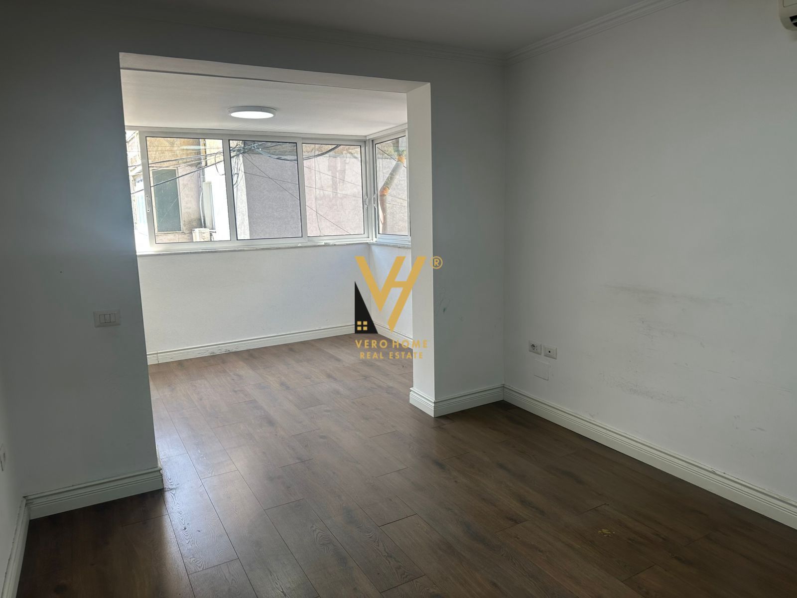 ZYRE 120M2 ME QERA NE BLLOK 1.000 EURO