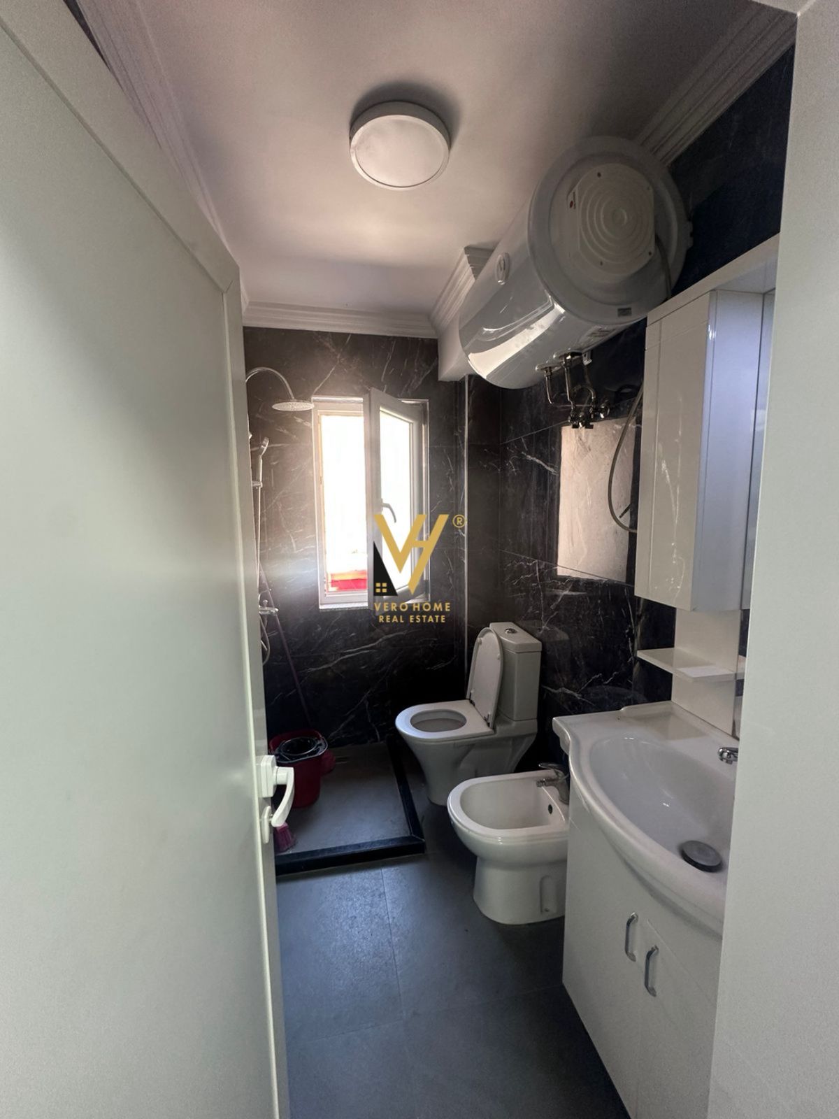 ZYRE 120M2 ME QERA NE BLLOK 1.000 EURO