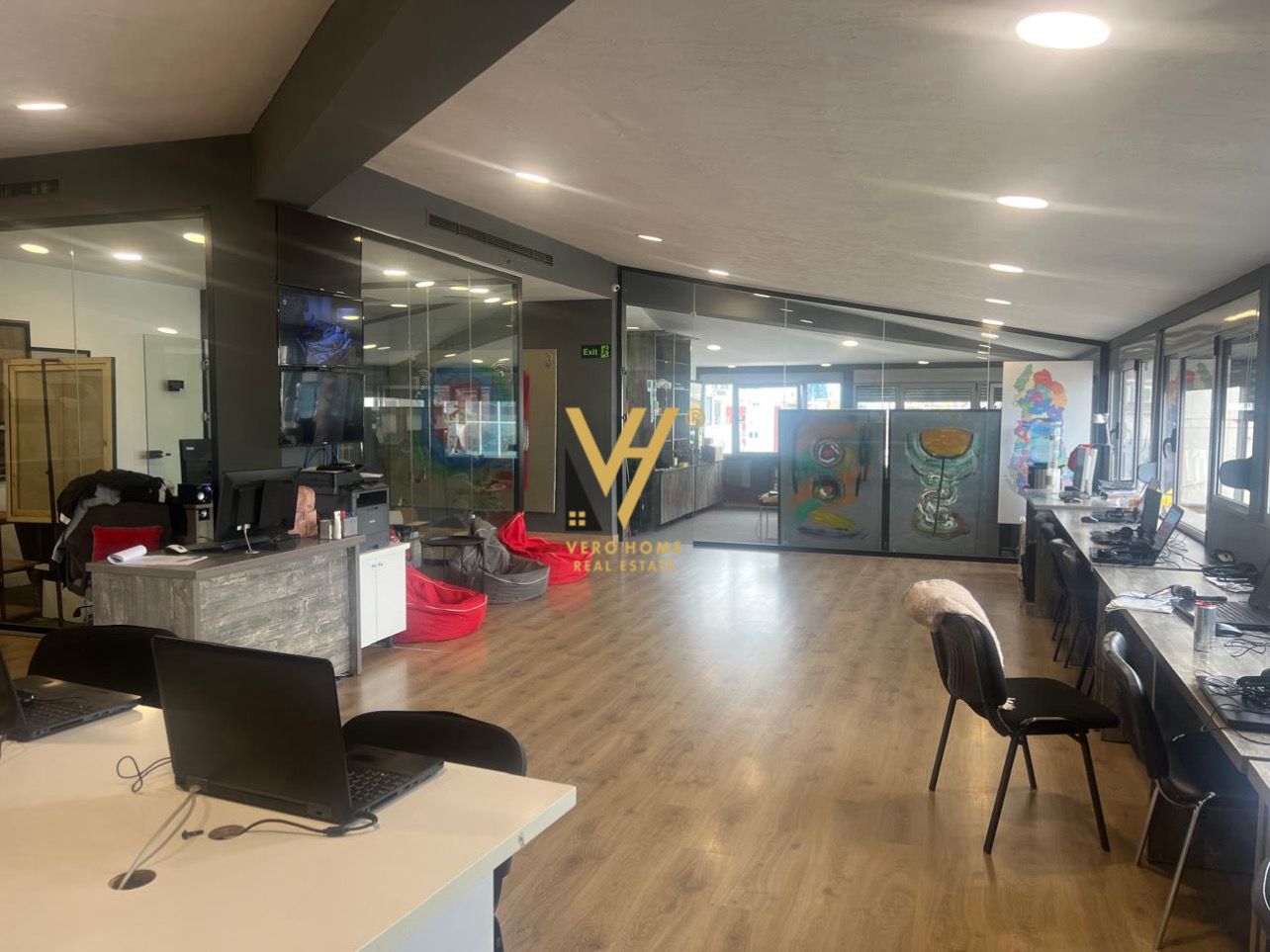 ZYRE 250M2 ME QERA TE ISH TREGU ELEKTRIK 250.000 L