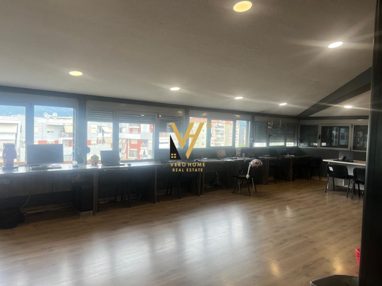 ZYRE 250M2 ME QERA TE ISH TREGU ELEKTRIK 250.000 L