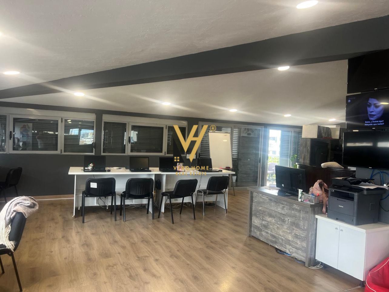 ZYRE 250M2 ME QERA TE ISH TREGU ELEKTRIK 250.000 L