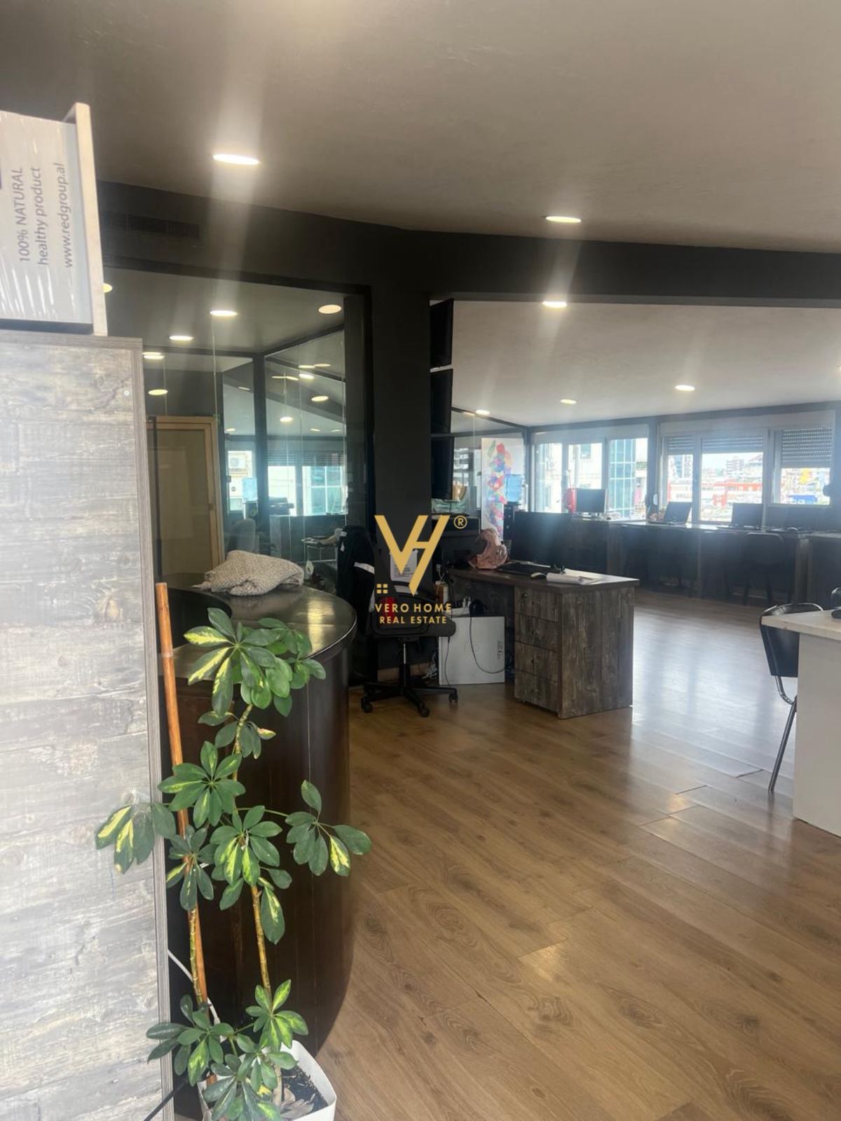 ZYRE 250M2 ME QERA TE ISH TREGU ELEKTRIK 250.000 L