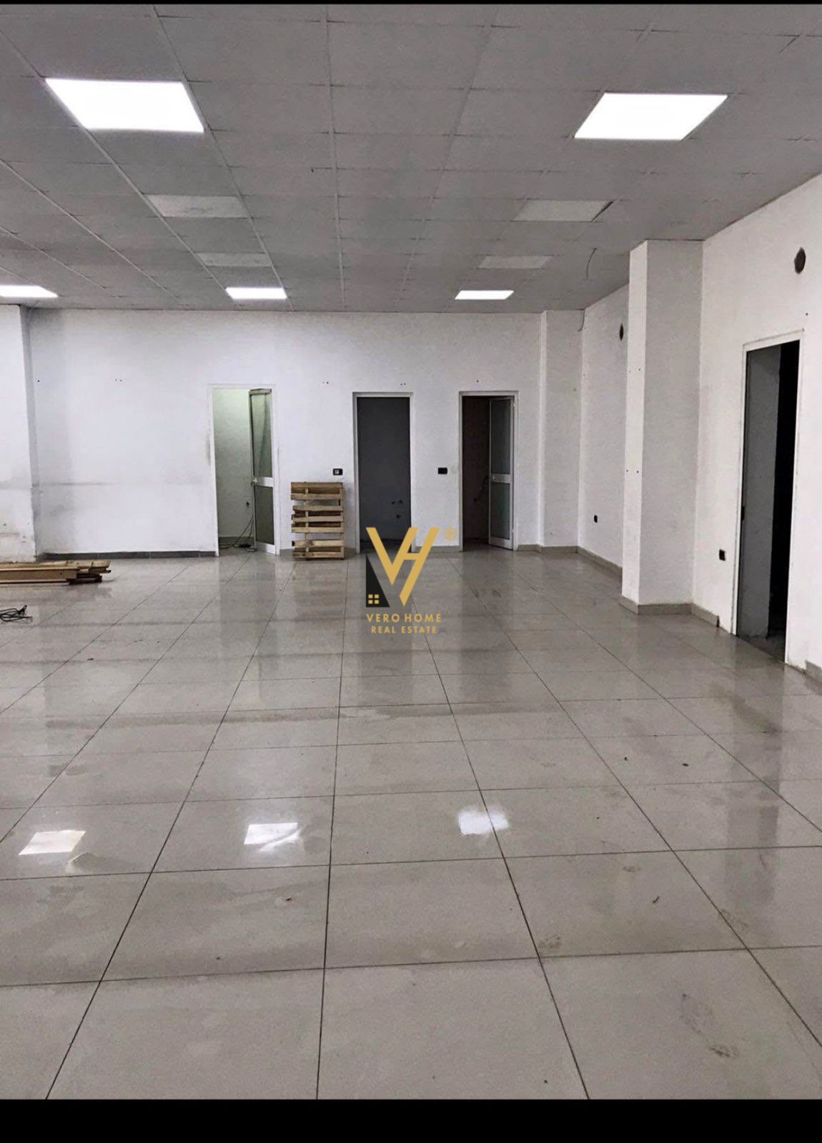 AMBIENT BIZNESI 220M2 ME QERA NE VAQARR 1.000 EURO