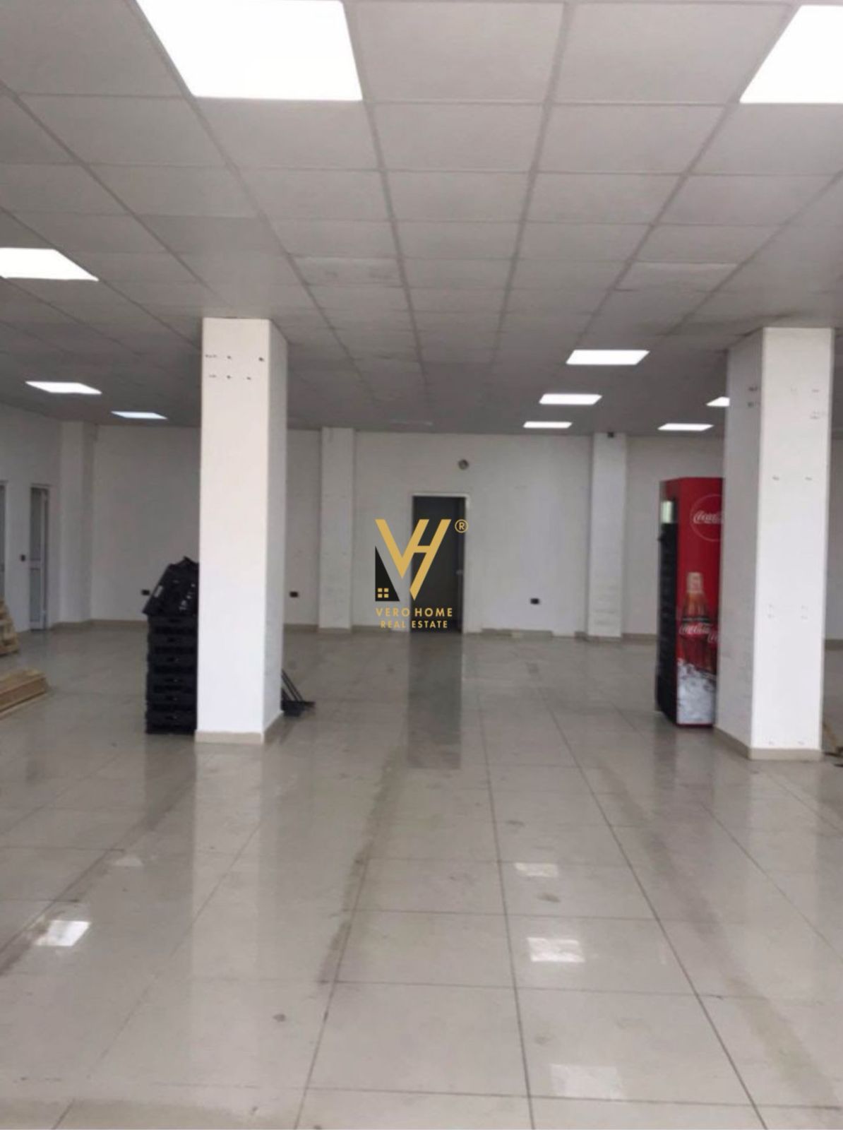 AMBIENT BIZNESI 220M2 ME QERA NE VAQARR 1.000 EURO