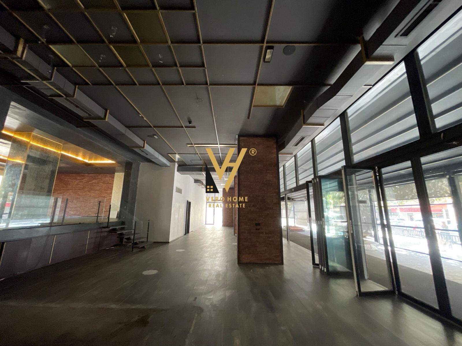 AMBIENT 440 M2 TE 21 DHJETORI 1.320.000 EURO