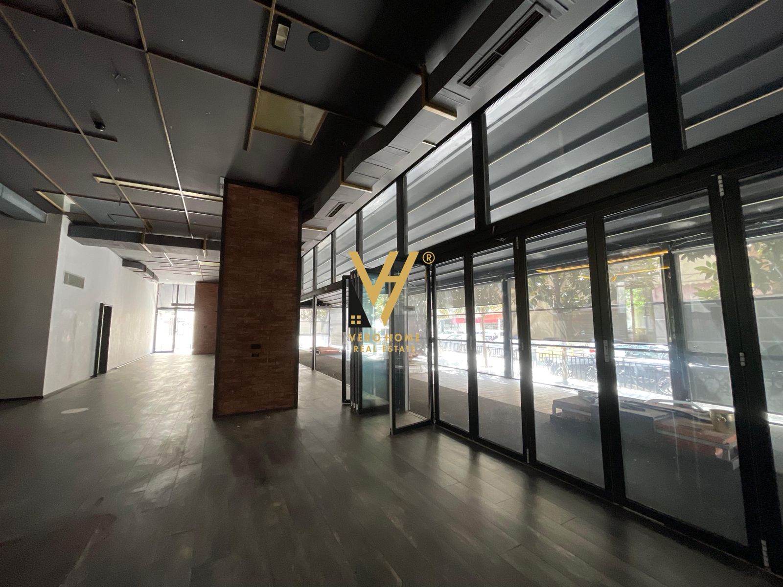 AMBIENT 440 M2 TE 21 DHJETORI 1.320.000 EURO