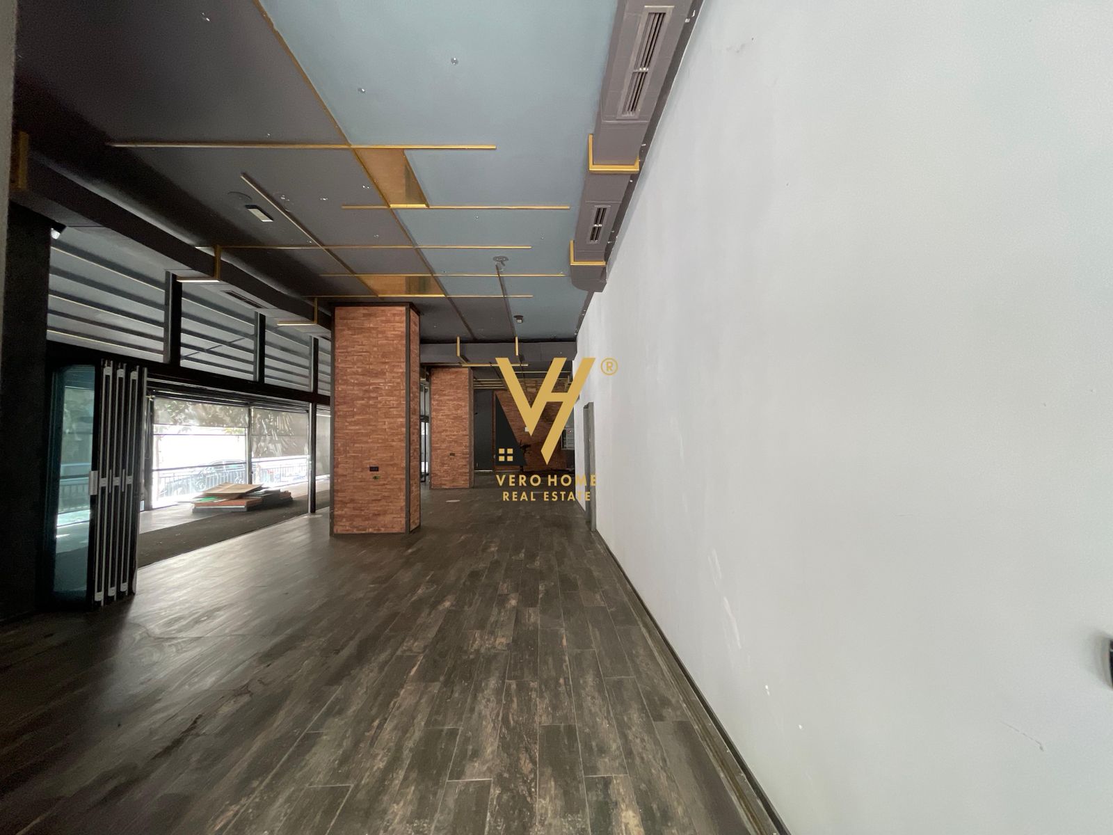 AMBIENT 440 M2 TE 21 DHJETORI 1.320.000 EURO