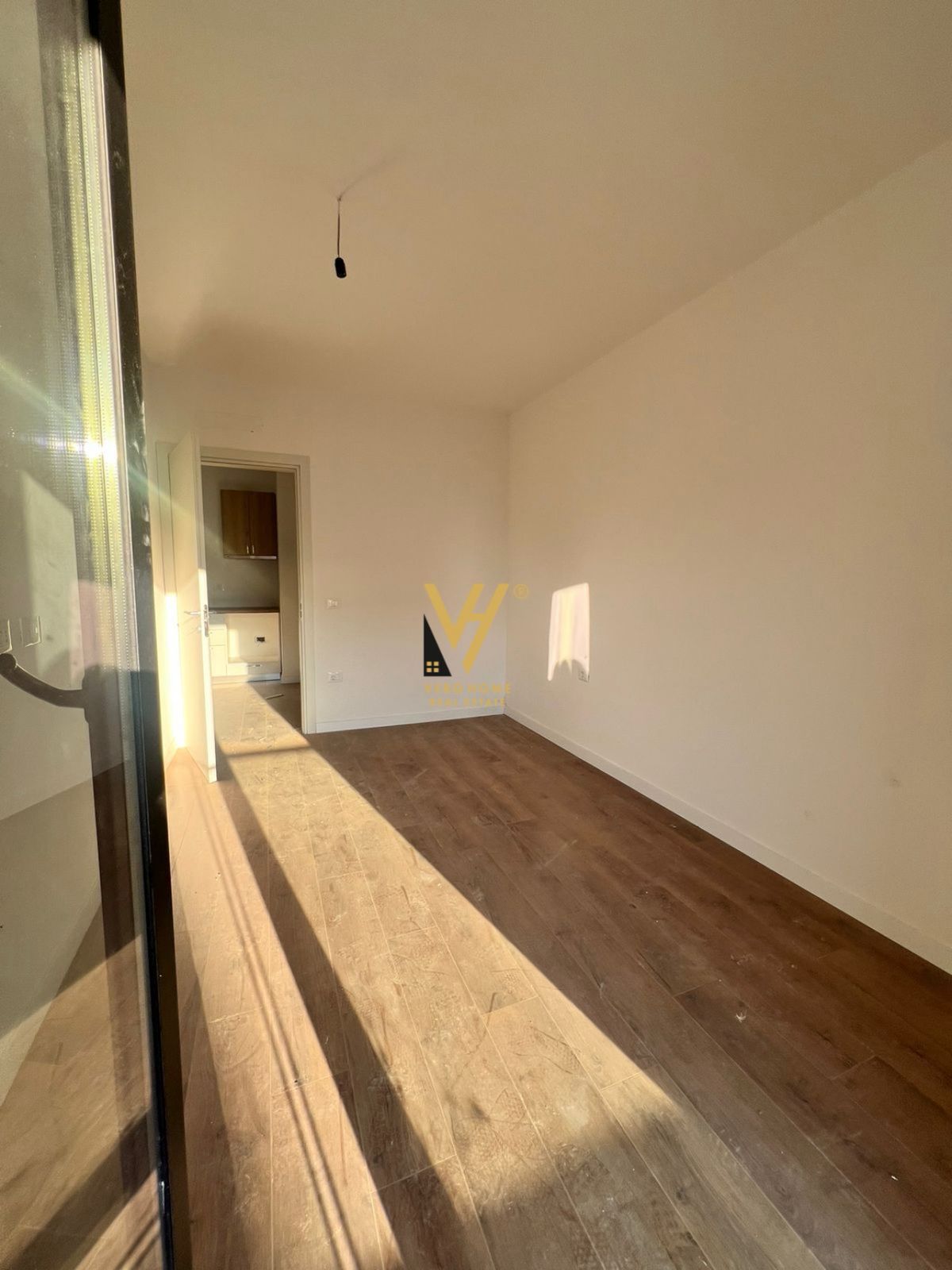 ZYRE 75 M2 ME QERA TE KOMUNA E PARISIT 600 EURO