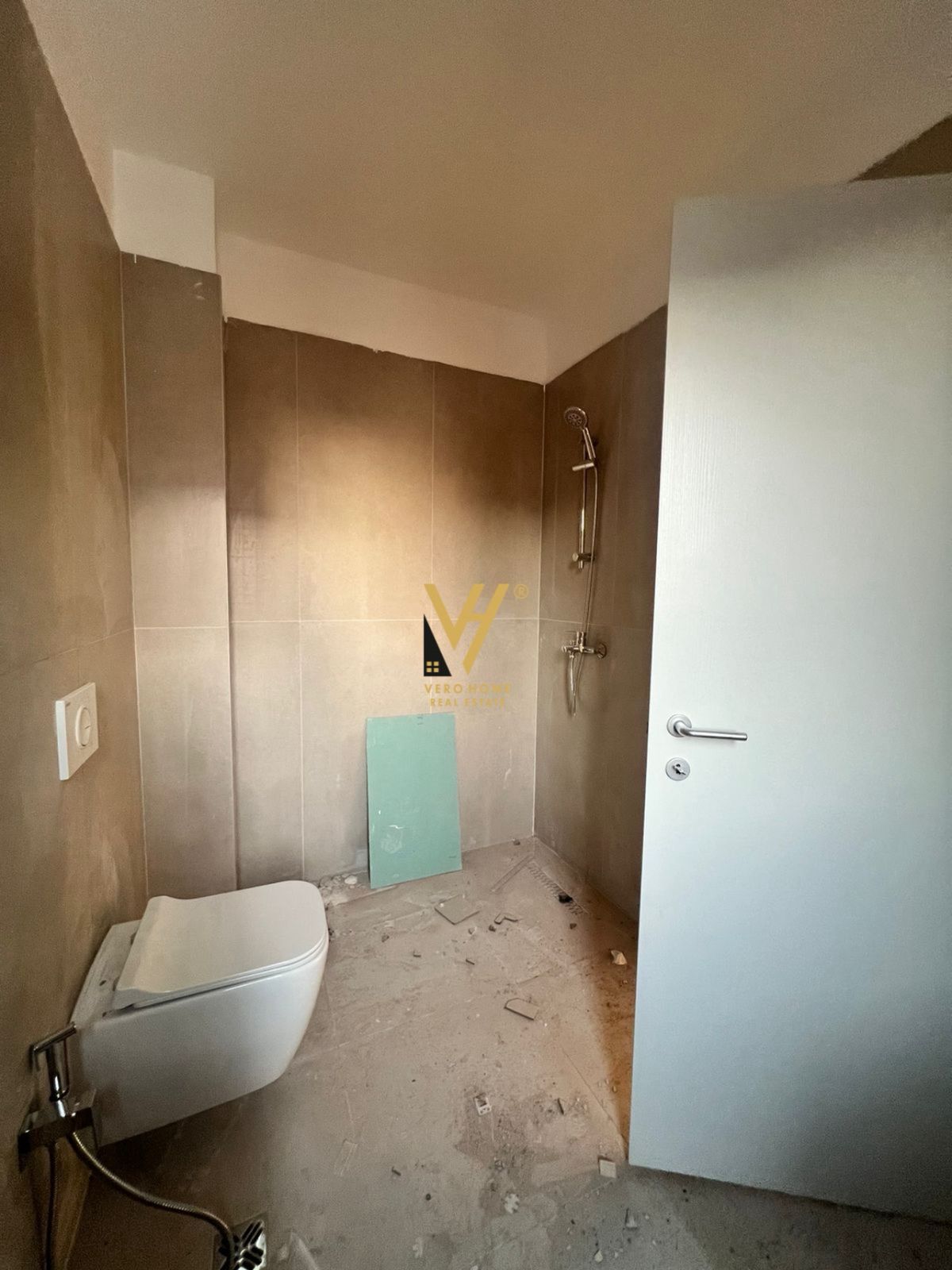 ZYRE 75 M2 ME QERA TE KOMUNA E PARISIT 600 EURO