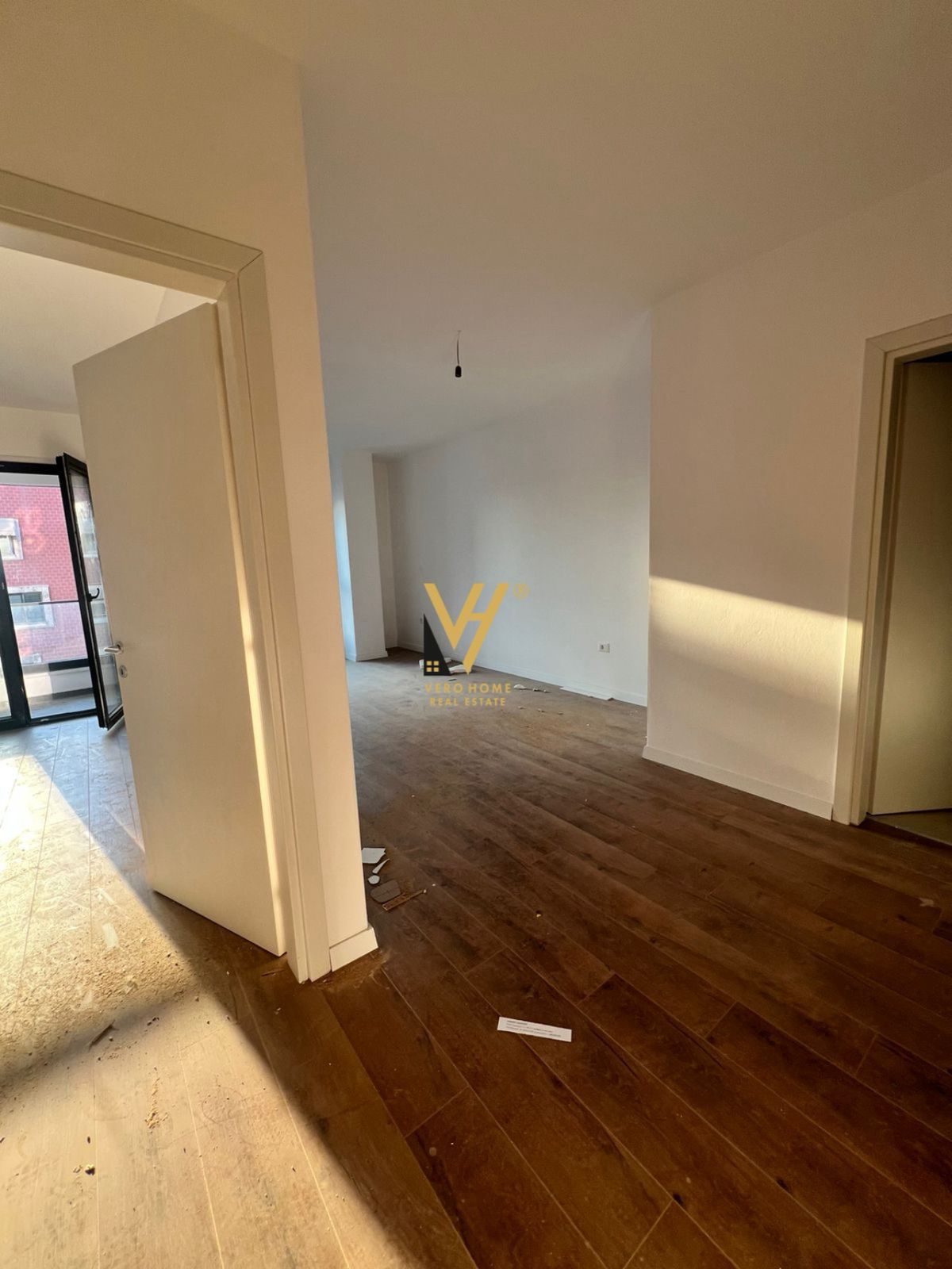 ZYRE 75 M2 ME QERA TE KOMUNA E PARISIT 600 EURO