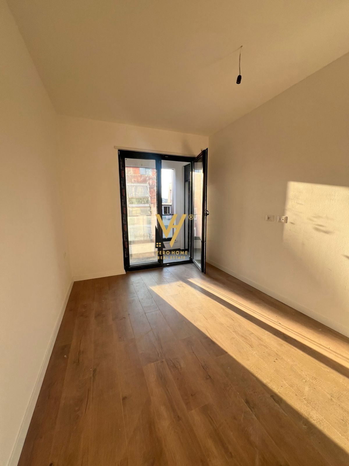 ZYRE 75 M2 ME QERA TE KOMUNA E PARISIT 600 EURO