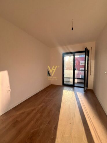 ZYRE 75 M2 ME QERA TE KOMUNA E PARISIT 600 EURO