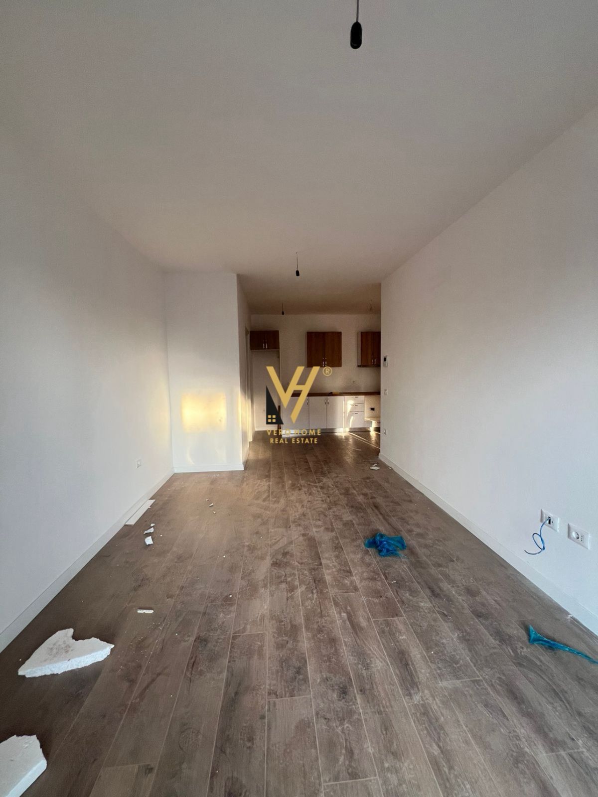 ZYRE 75 M2 ME QERA TE KOMUNA E PARISIT 600 EURO