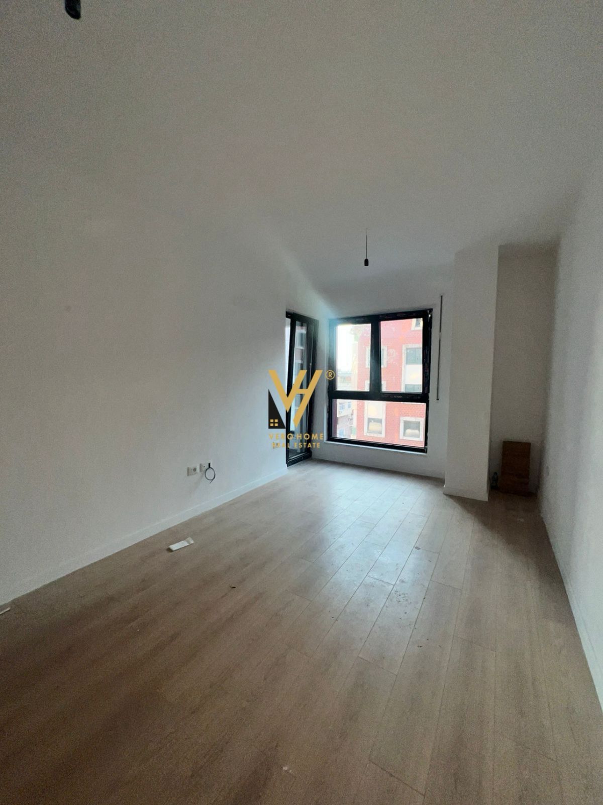 ZYRE 76 M2 ME QERA TE KOMUNA E PARISIT 600 EURO