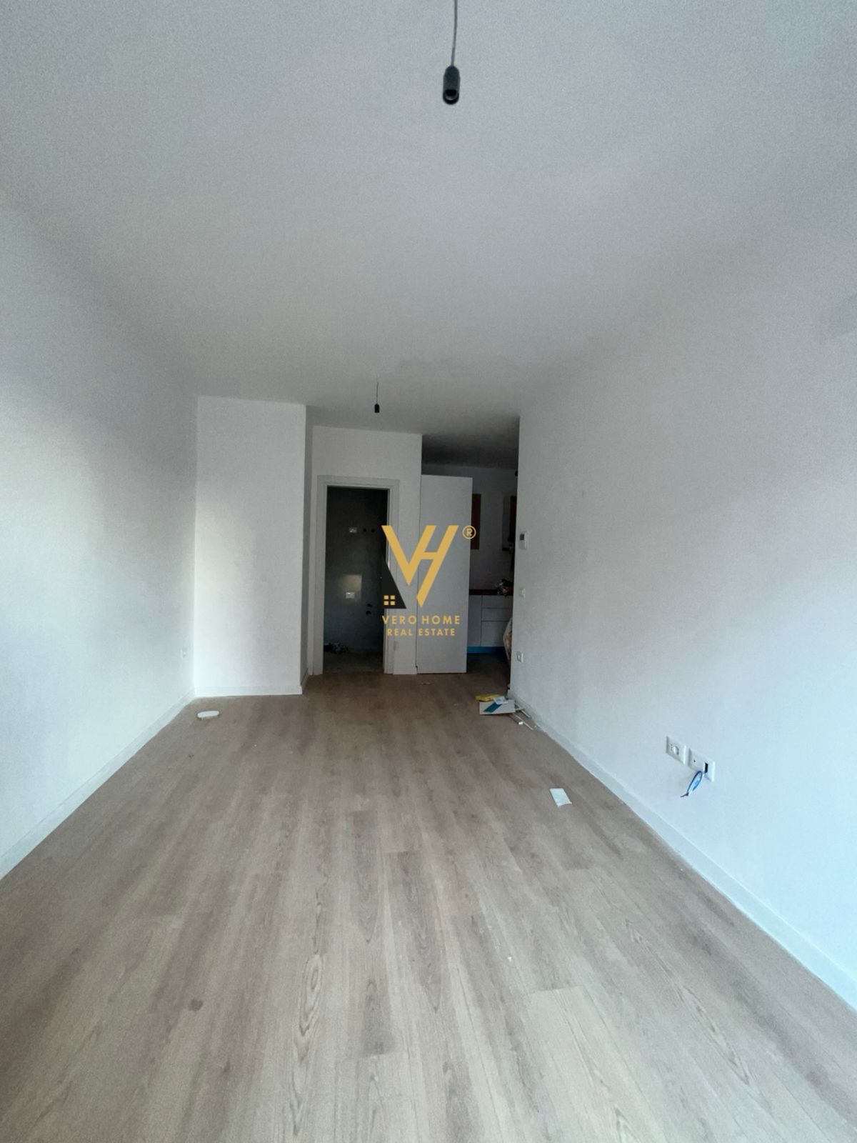 ZYRE 76 M2 ME QERA TE KOMUNA E PARISIT 600 EURO