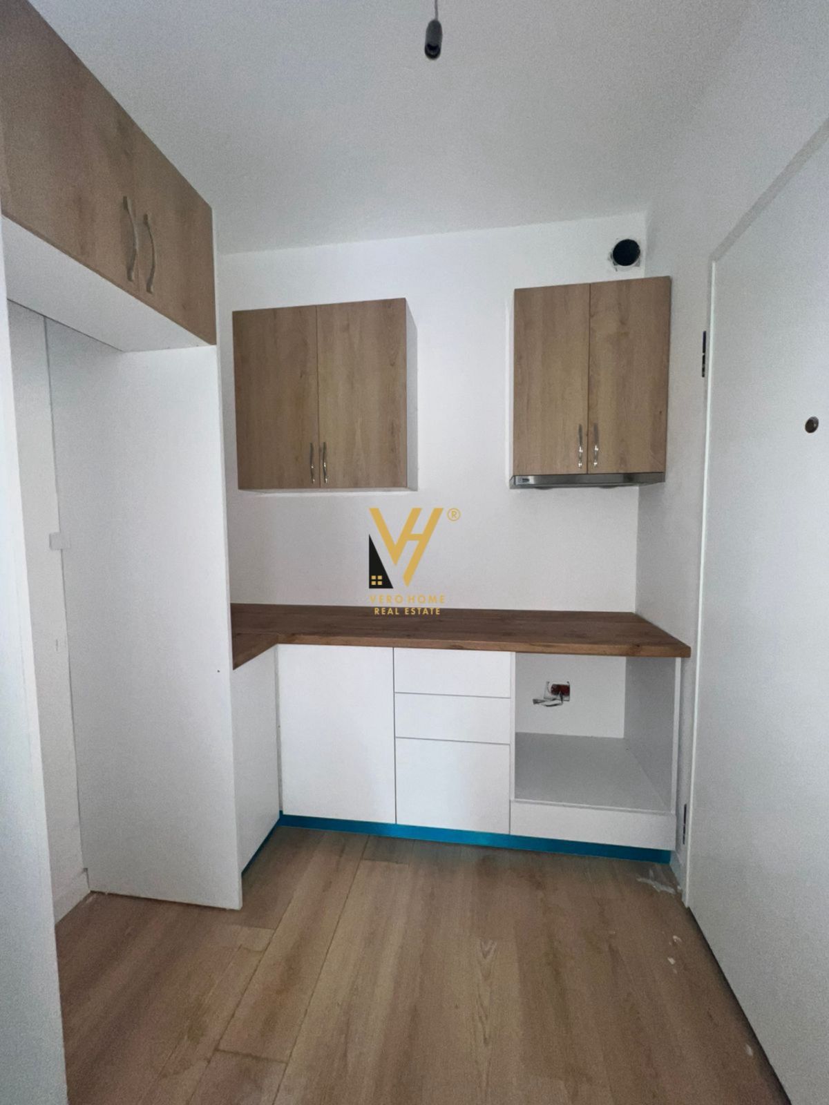 ZYRE 76 M2 ME QERA TE KOMUNA E PARISIT 600 EURO