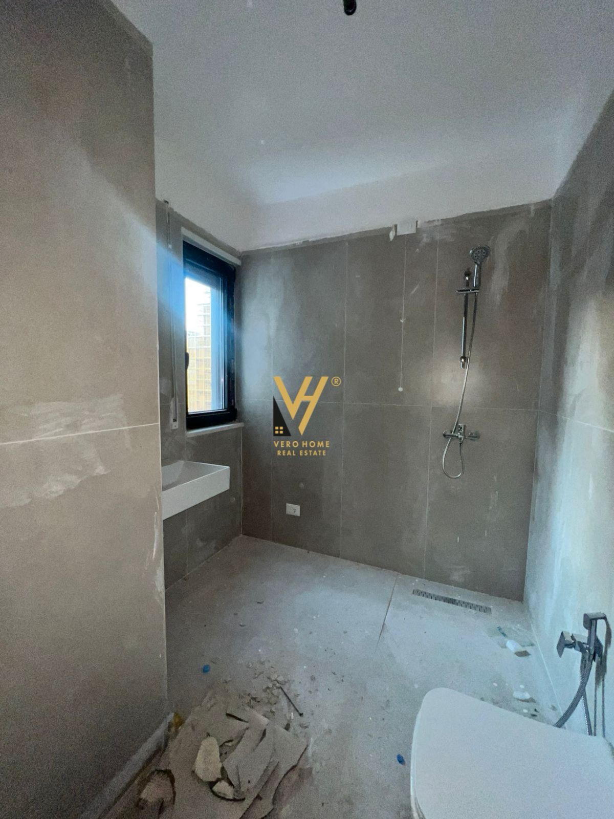 ZYRE 76 M2 ME QERA TE KOMUNA E PARISIT 600 EURO