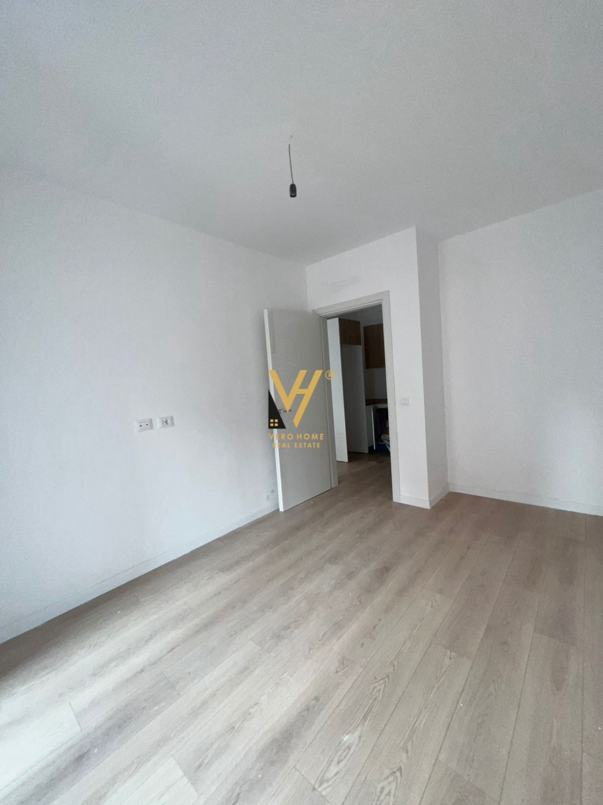 ZYRE 76 M2 ME QERA TE KOMUNA E PARISIT 600 EURO