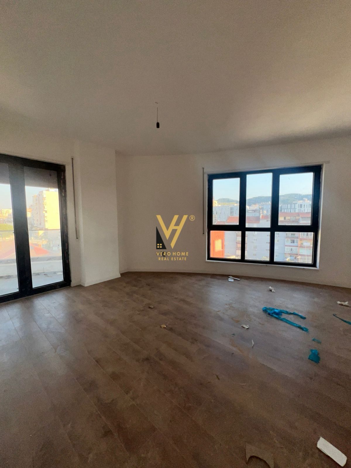 ZYRE 95 M2 ME QERA TE KOMUNA E PARISIT 700 EURO