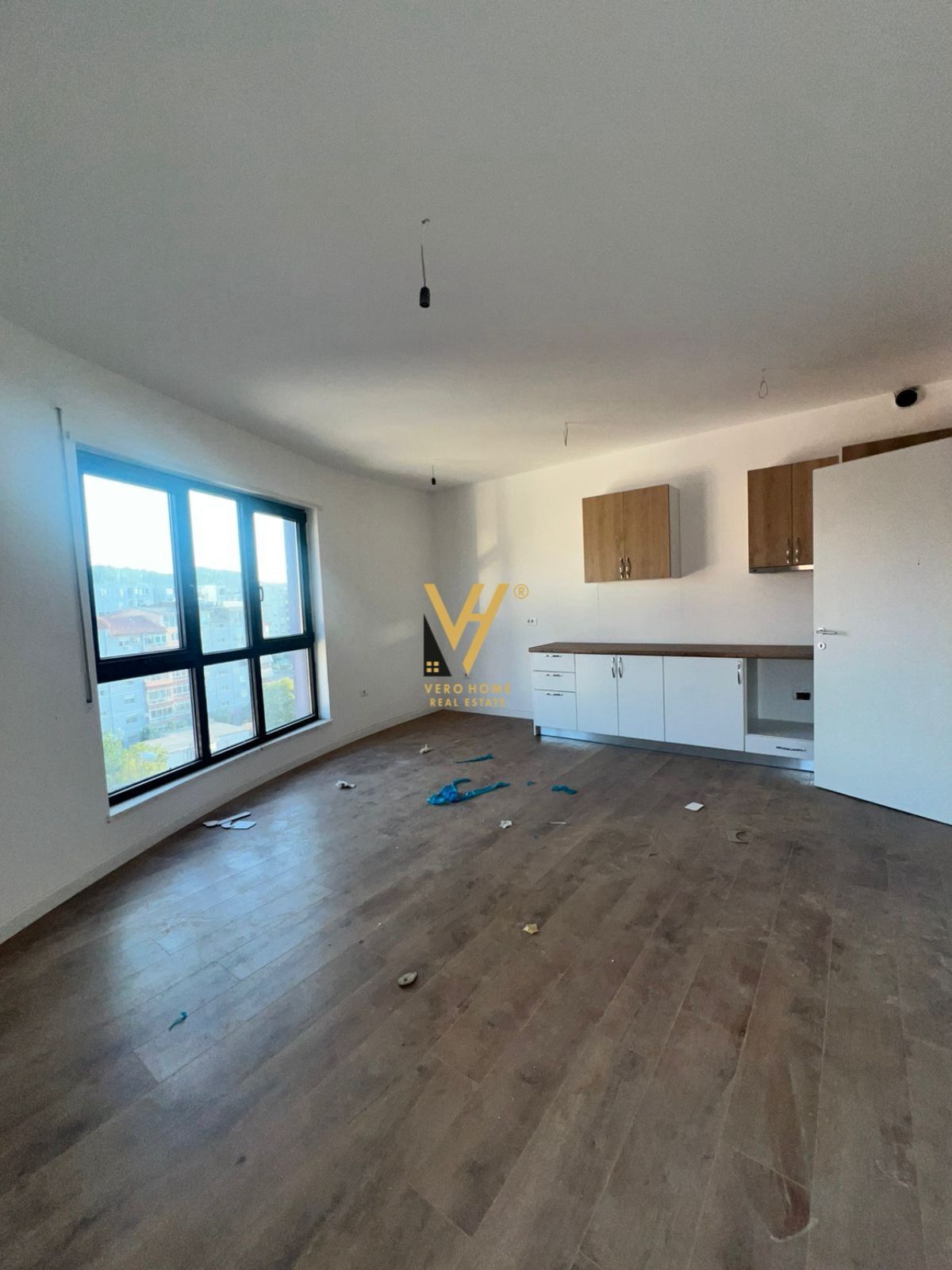 ZYRE 95 M2 ME QERA TE KOMUNA E PARISIT 700 EURO