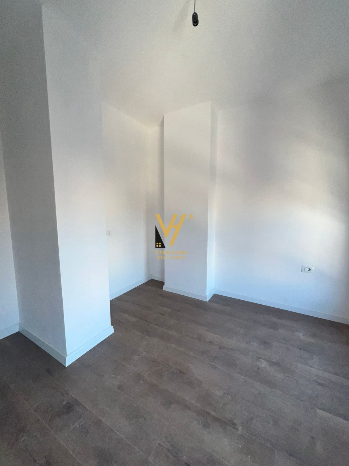 ZYRE 95 M2 ME QERA TE KOMUNA E PARISIT 700 EURO