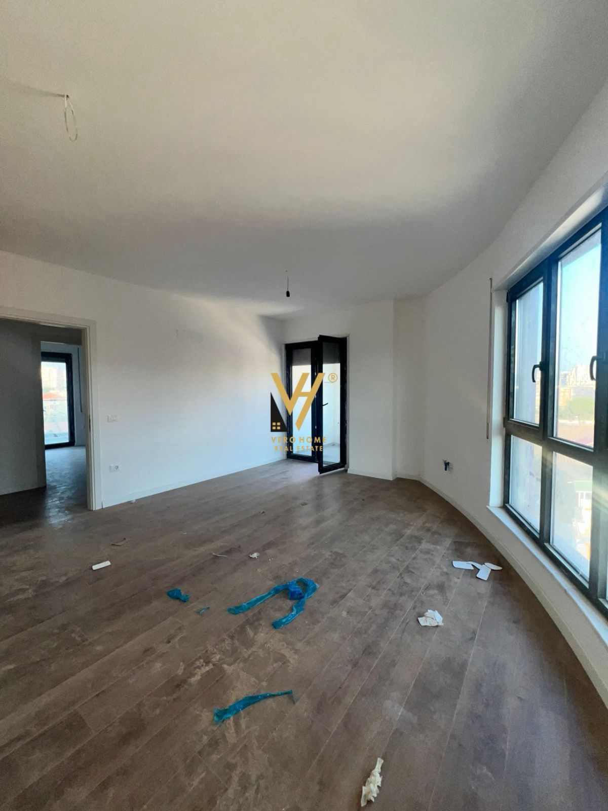 ZYRE 95 M2 ME QERA TE KOMUNA E PARISIT 700 EURO