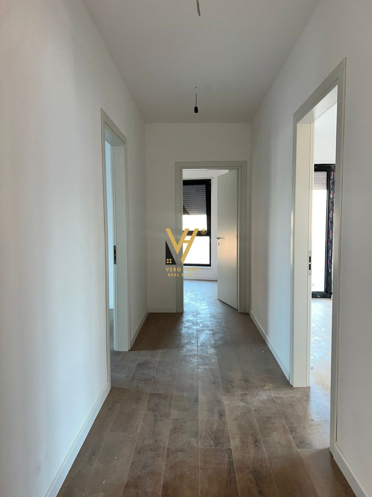 ZYRE 95 M2 ME QERA TE KOMUNA E PARISIT 700 EURO