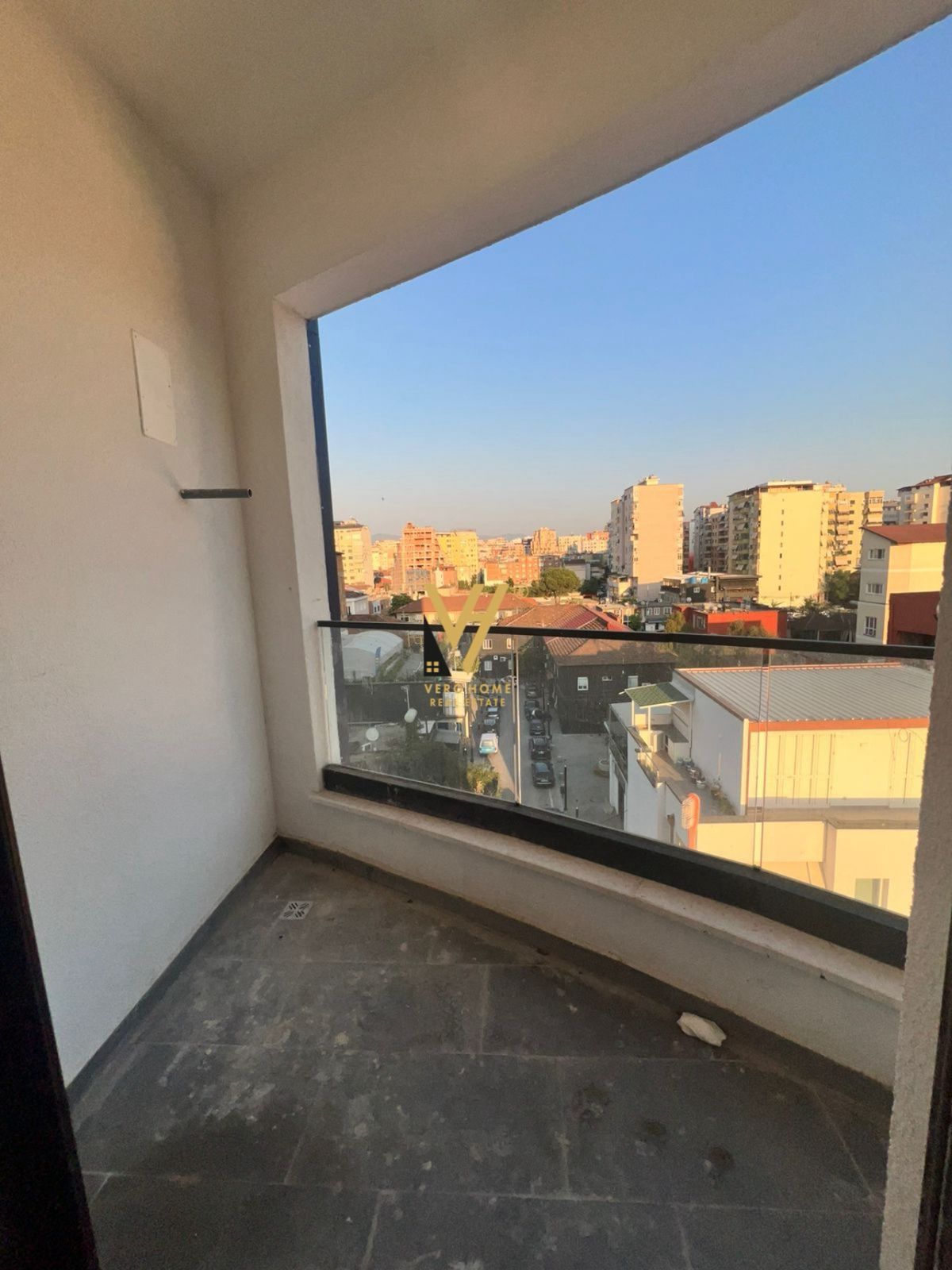 ZYRE 95 M2 ME QERA TE KOMUNA E PARISIT 700 EURO