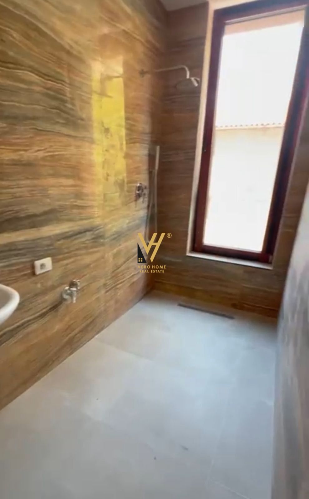 ZYRE 50M2 ME QERA TE RRUGA E KAVAJES 1.200 EURO