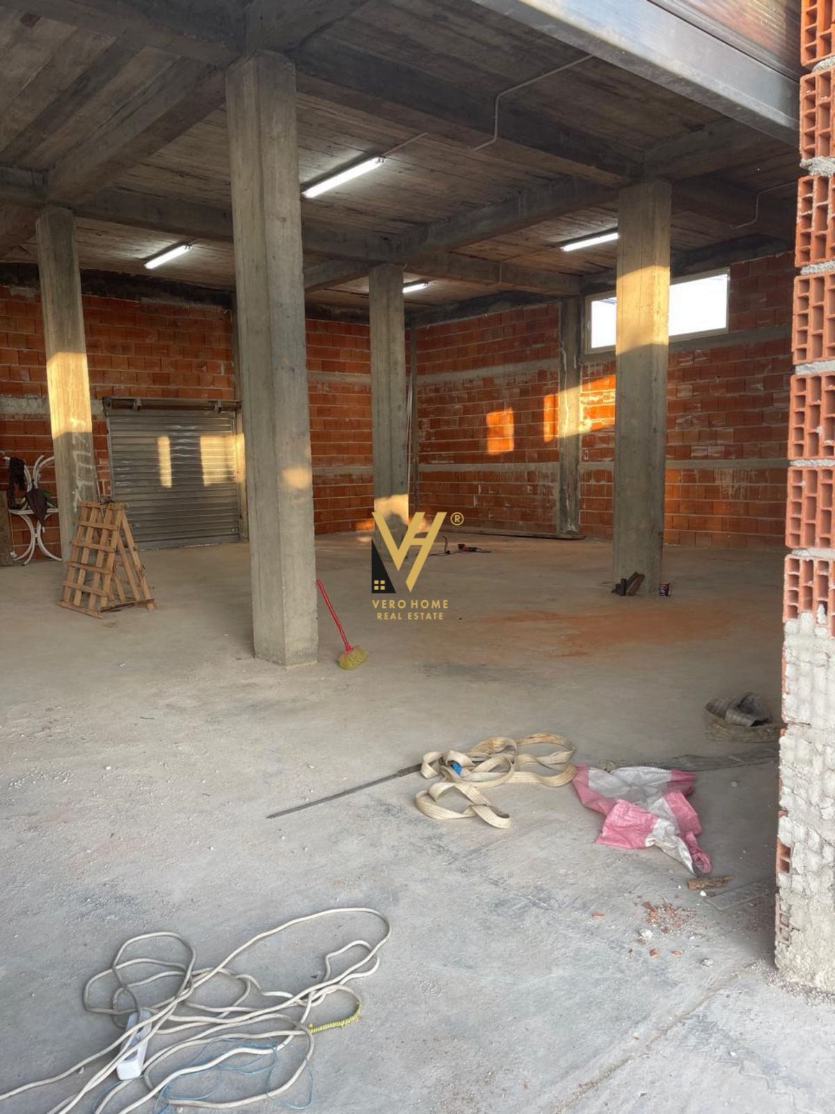 MAGAZINE 200 M2 ME QERA TE SANATORIUMI, SAUK 1.500