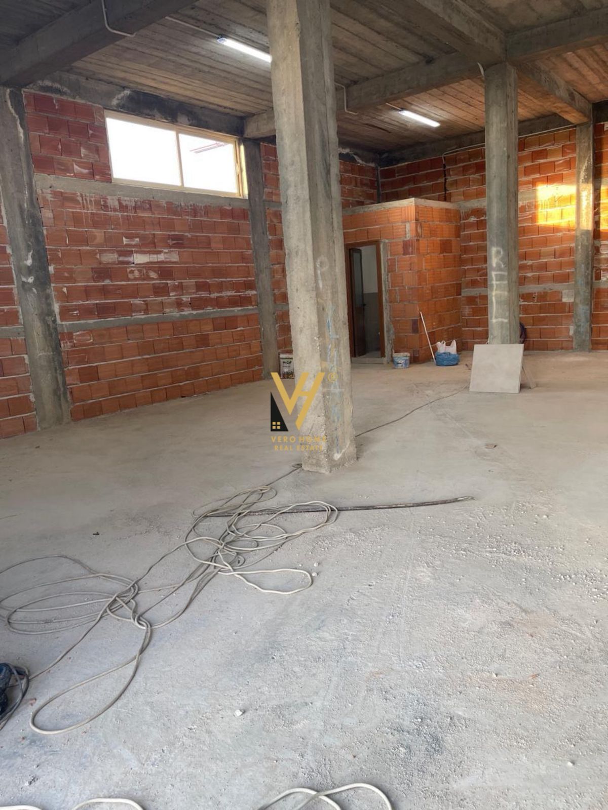 MAGAZINE 200 M2 ME QERA TE SANATORIUMI, SAUK 1.500