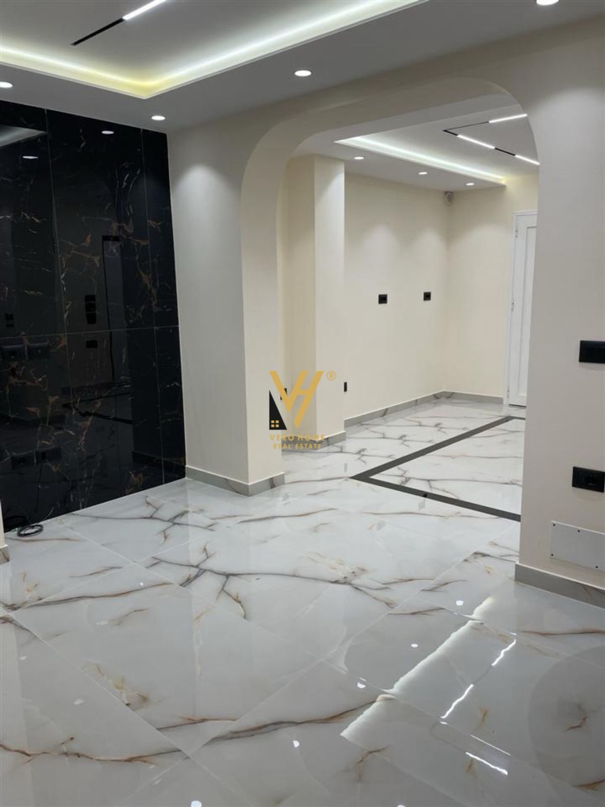 AMBIENT 80M2 ME QERA TE RRUGA ELBASANIT 1.000 EURO