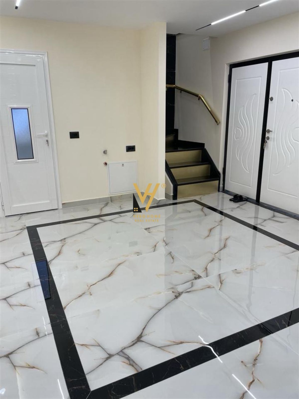 AMBIENT 80M2 ME QERA TE RRUGA ELBASANIT 1.000 EURO