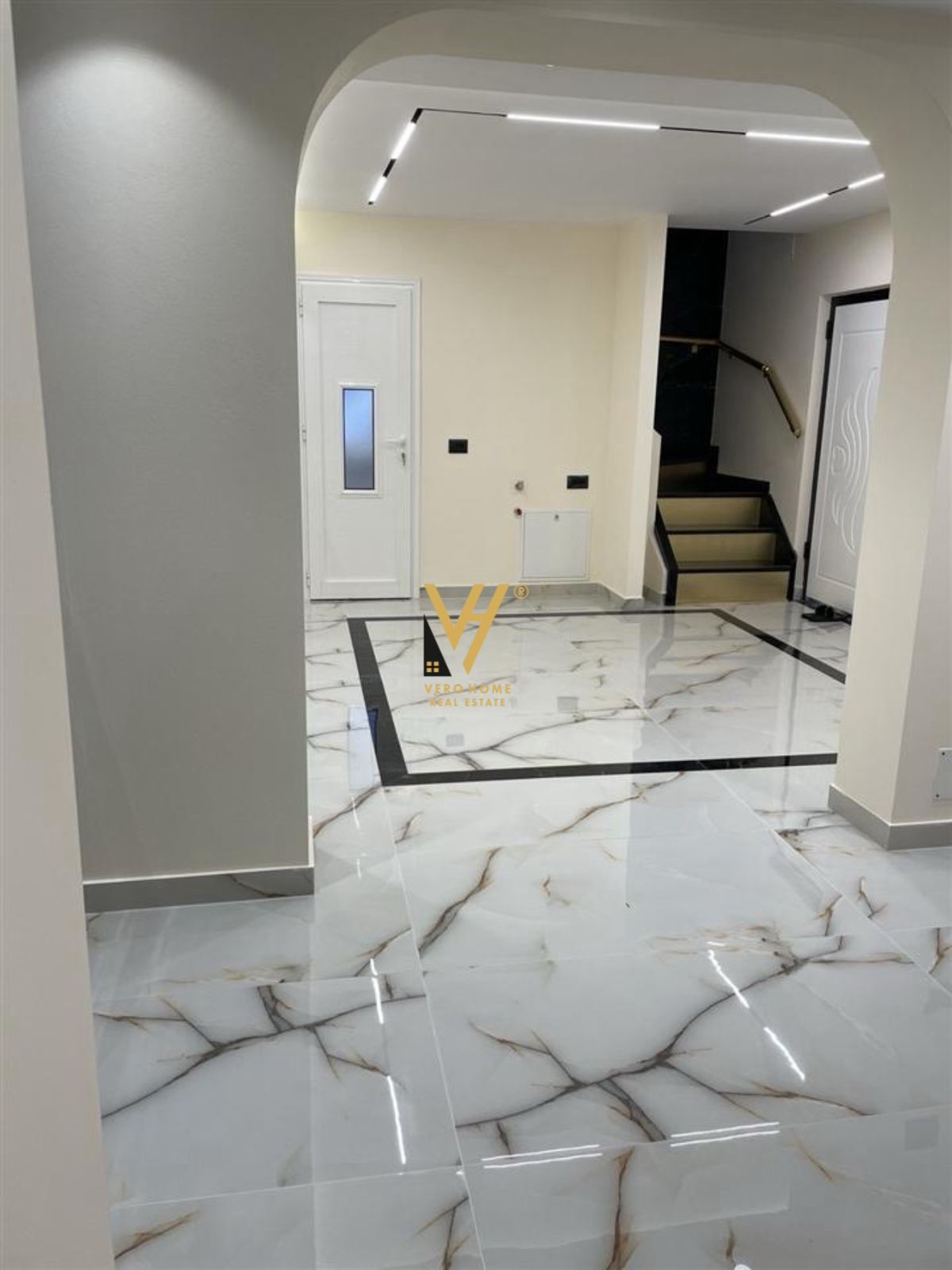 AMBIENT 80M2 ME QERA TE RRUGA ELBASANIT 1.000 EURO