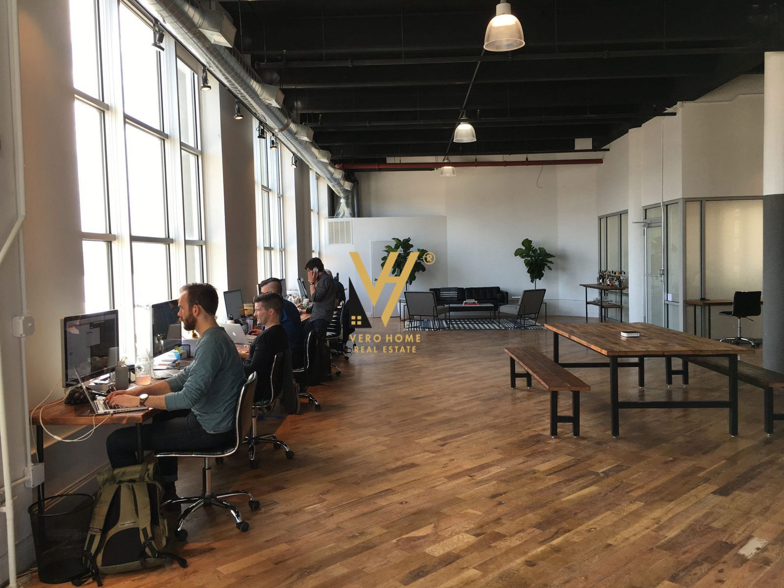 AMBIENT BIZNESI 120M2 ME QERA NE ASTIR 2.000 EURO