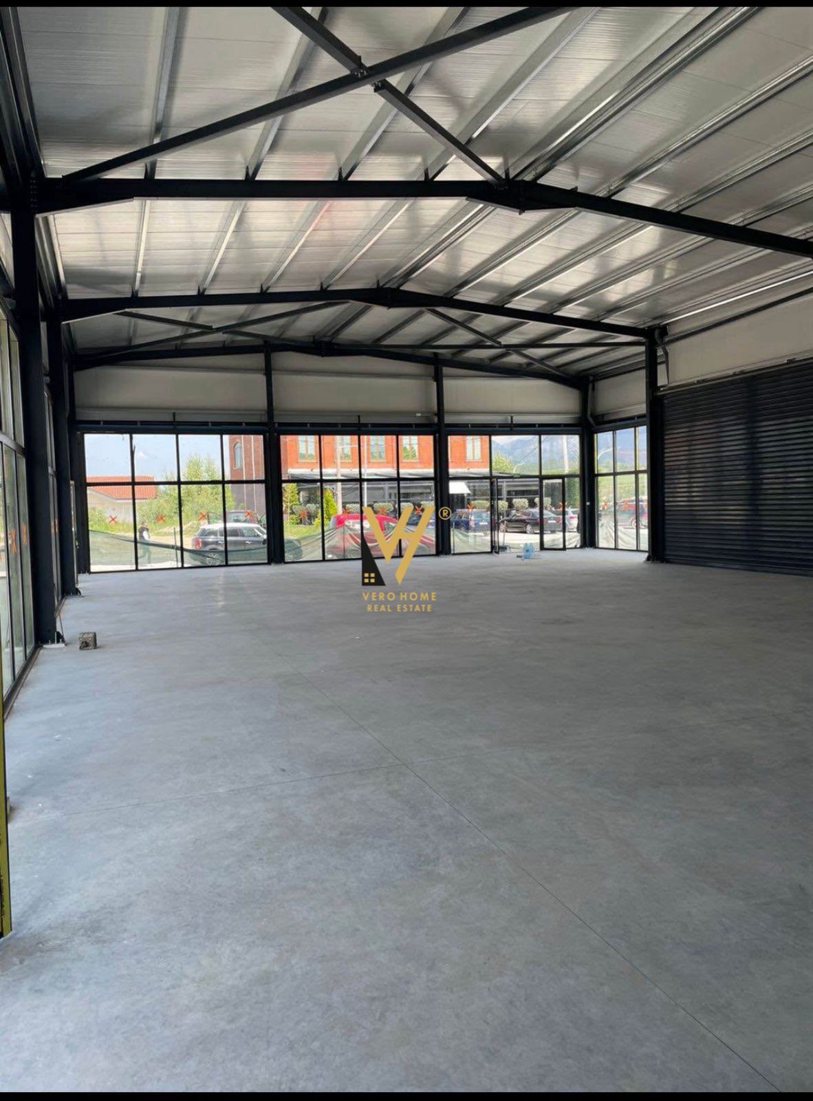 KAPANON 1.400 M2 ME QERA NE ZALL HERR 2.000 EURO