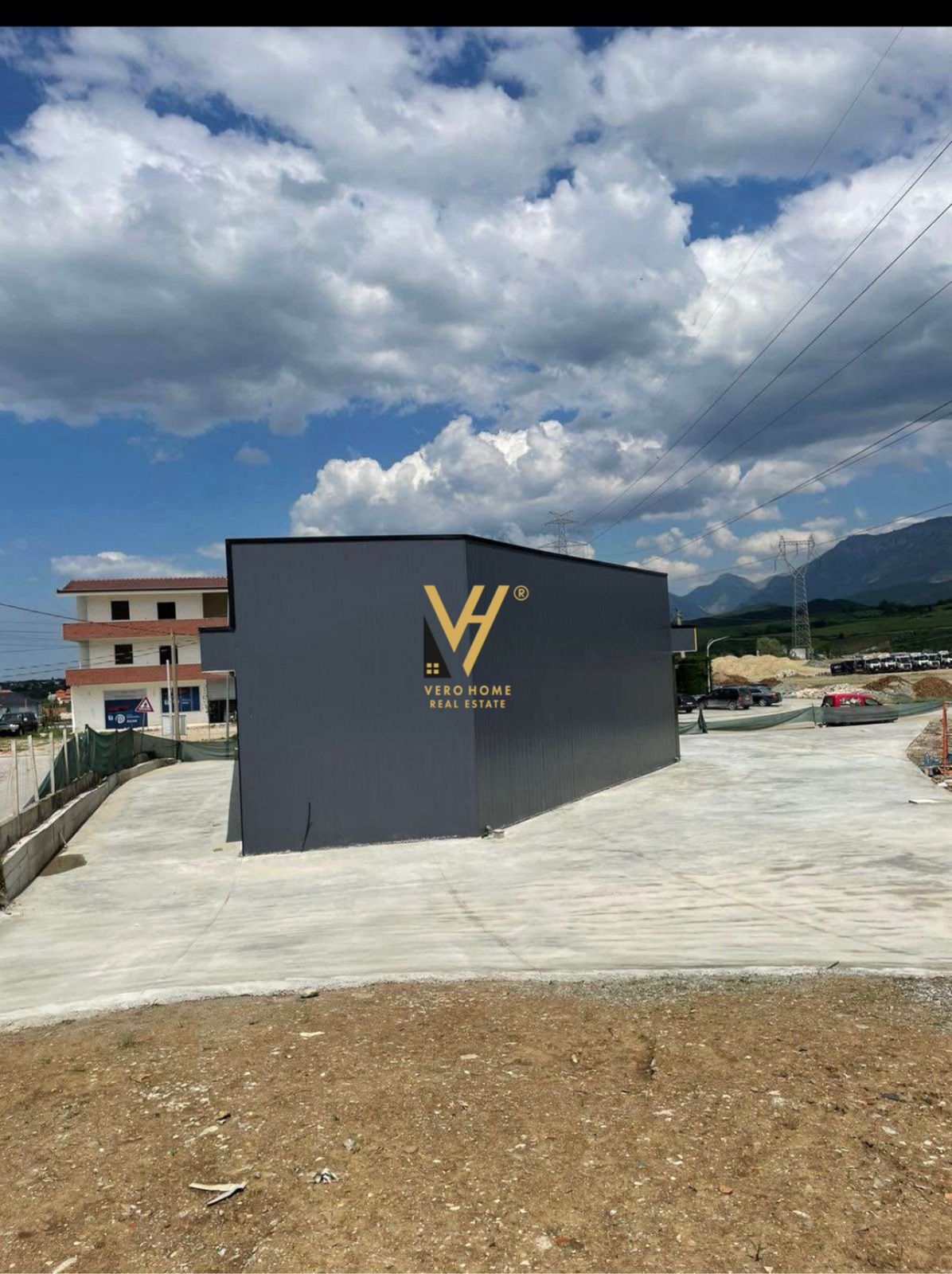 KAPANON 1.400 M2 ME QERA NE ZALL HERR 2.000 EURO