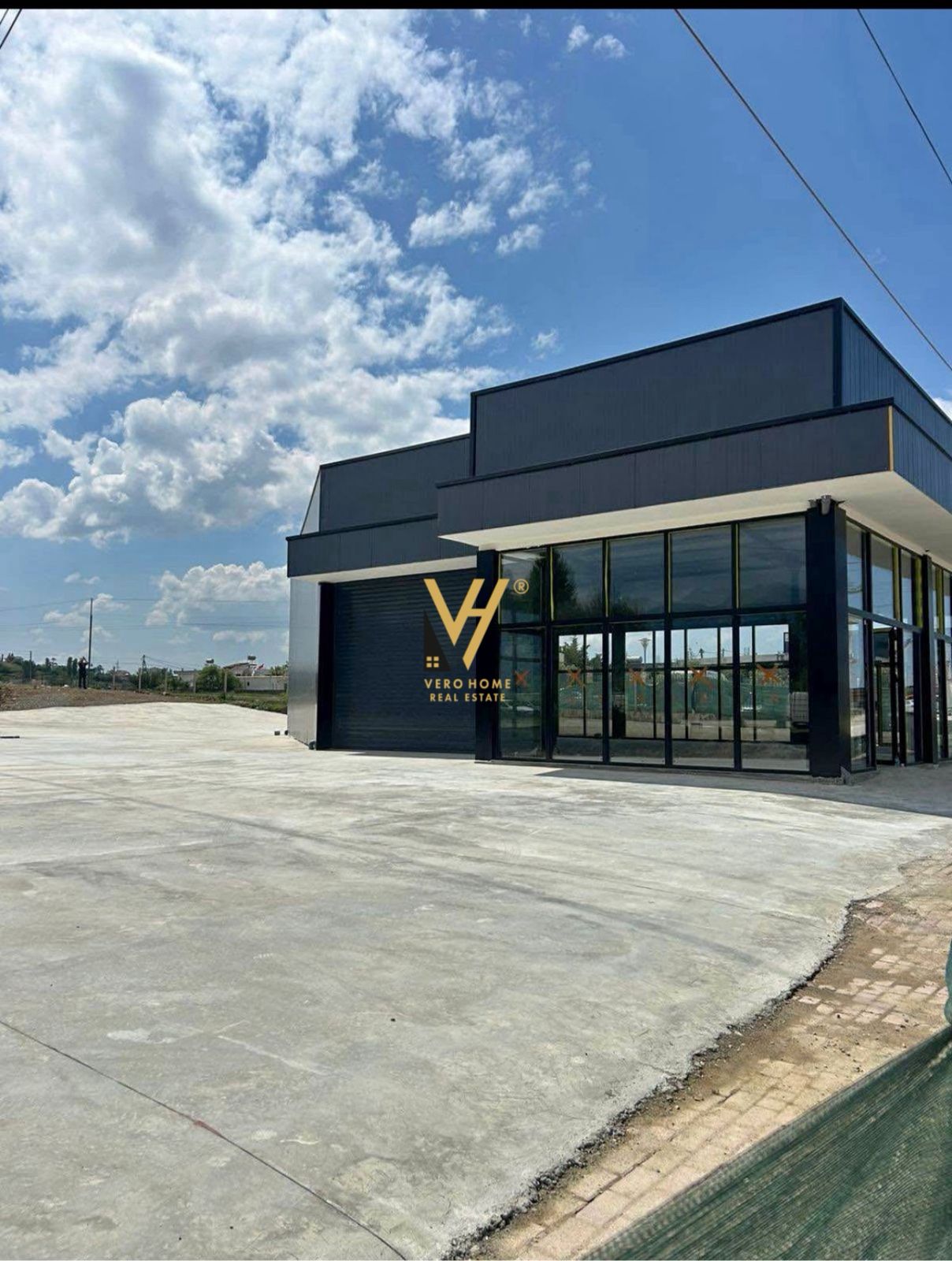 KAPANON 1.400 M2 ME QERA NE ZALL HERR 2.000 EURO