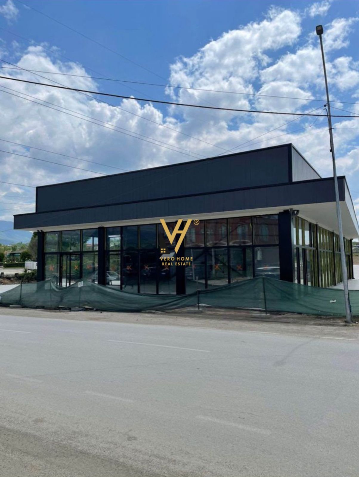 KAPANON 1.400 M2 ME QERA NE ZALL HERR 2.000 EURO