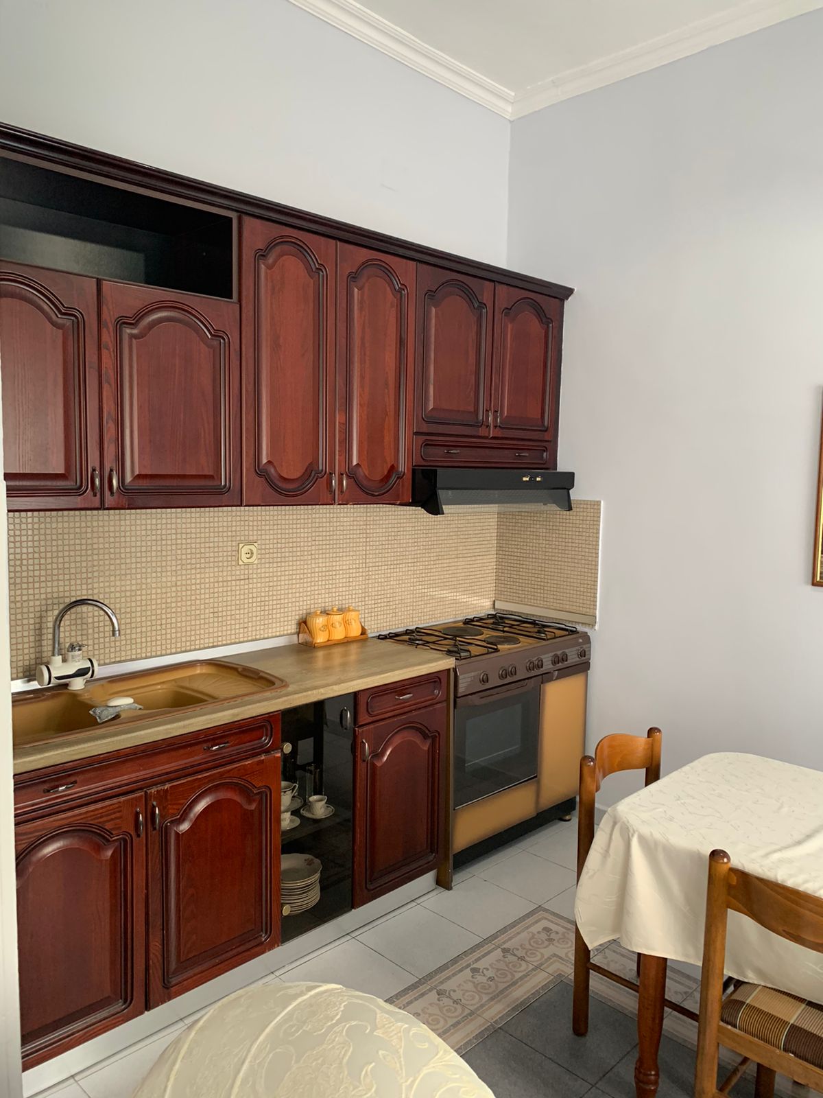 JEPET ME QERA 2+1 PRANE TAJVAN