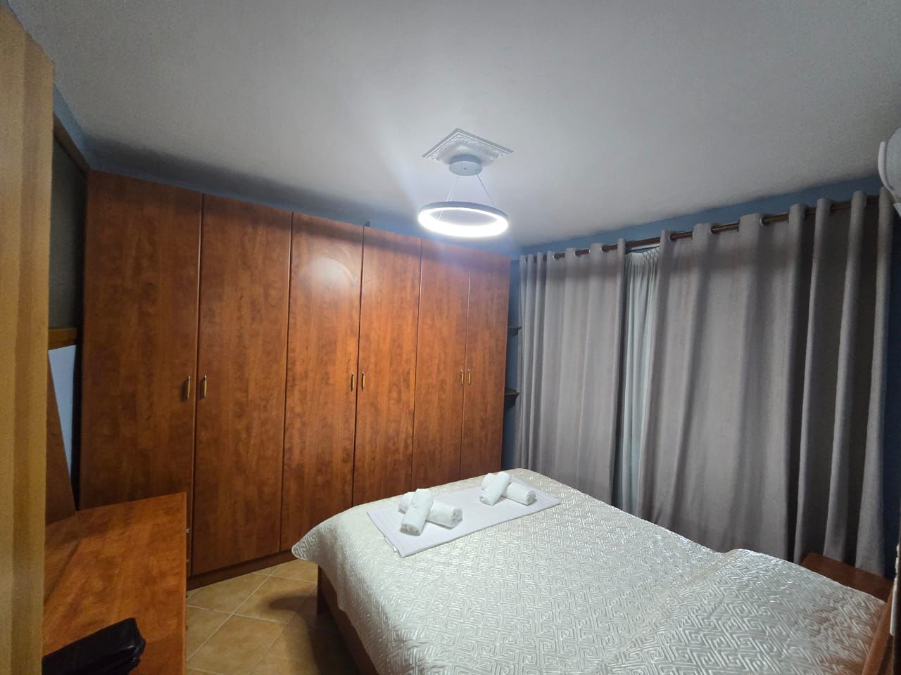 Jepet me qera Apartamenti 2+ , rruga 5 Maj , prane