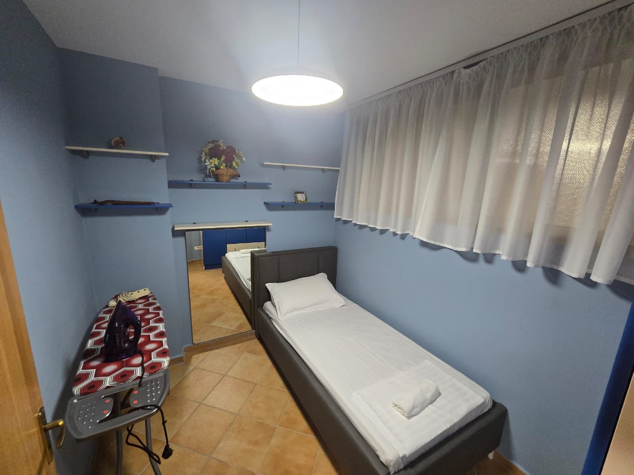 Jepet me qera Apartamenti 2+ , rruga 5 Maj , prane