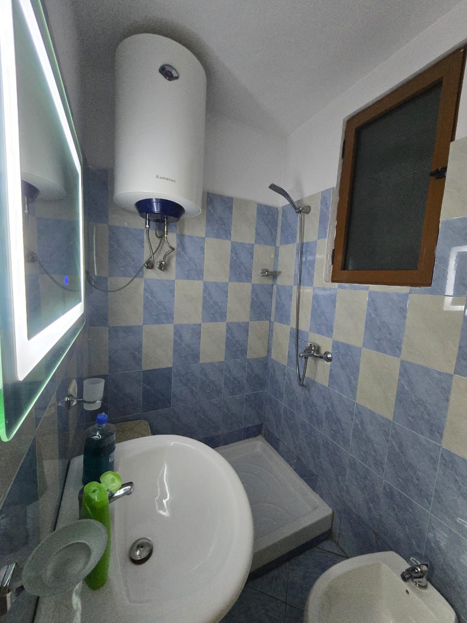 Jepet me qera Apartamenti 2+ , rruga 5 Maj , prane