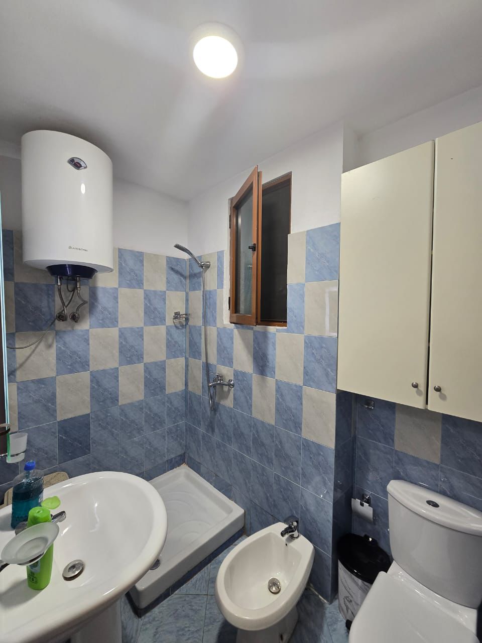 Jepet me qera Apartamenti 2+ , rruga 5 Maj , prane